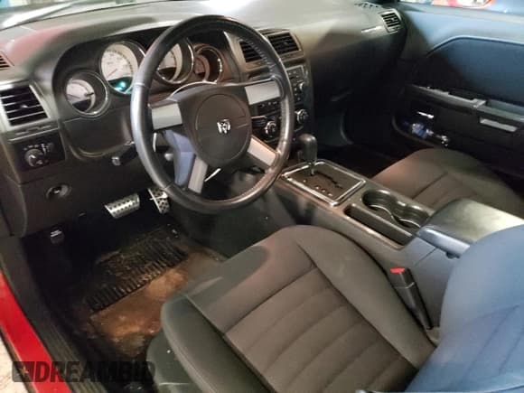 ✅ 2010 Dodge Challenger SE • VIN: 2B3CJ4DV4AH170304 • Lot: 82936933. Wystawiony na Copart z przebiegiem 142 734 mil. Bezpłatny archiwum sprzedaży aukcyjnych z USA i szczegółowy raport historii pojazdu na DreamBid. Zdjęcie 8.