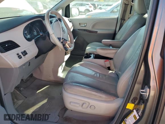 ✅ 2012 Toyota Sienna XLE AAS • VIN: 5TDYK3DC6CS182081 • Lot: 82461065. Wystawiony na Copart z przebiegiem 185 845 mil. Bezpłatny archiwum sprzedaży aukcyjnych z USA i szczegółowy raport historii pojazdu na DreamBid. Zdjęcie 7.