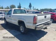 ✅ 2006 Chevrolet Silverado 2500HD LS • VIN: 1GCHC24UX6E150454 • Lot: 42630694. Wystawiony na IAAI z przebiegiem 143 319 mil. Bezpłatny archiwum sprzedaży aukcyjnych z USA i szczegółowy raport historii pojazdu na DreamBid. Zdjęcie 3.