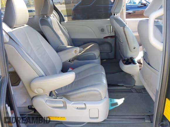 ✅ 2013 Toyota Sienna Limited • VIN: 5TDYK3DCXDS280029 • Lot: 43433731. Wystawiony na IAAI z przebiegiem 221 097 mil. Bezpłatny archiwum sprzedaży aukcyjnych z USA i szczegółowy raport historii pojazdu na DreamBid. Zdjęcie 8.