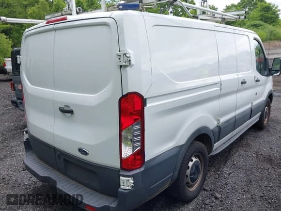 ✅ 2017 Ford Transit • VIN: 1FTYE1ZM6HKA00987 • Lot: 42470361. Wystawiony na IAAI z przebiegiem 121 034 mil. Bezpłatny archiwum sprzedaży aukcyjnych z USA i szczegółowy raport historii pojazdu na DreamBid. Zdjęcie 4.