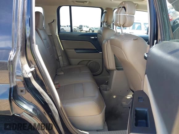 ✅ 2015 Jeep Patriot Latitude • VIN: 1C4NJPFA9FD399245 • Lot: 42838597. Wystawiony na IAAI z przebiegiem 130 296 mil. Bezpłatny archiwum sprzedaży aukcyjnych z USA i szczegółowy raport historii pojazdu na DreamBid. Zdjęcie 8.