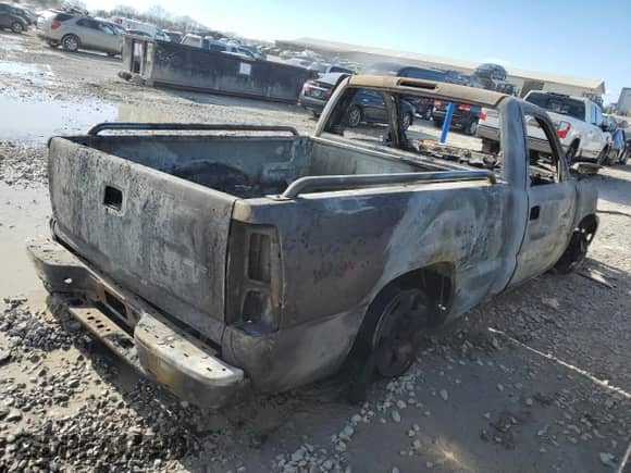 2005 Chevrolet Silverado 1500 Work Truck с VIN 1GCEC14X85Z137054, выставлен на аукционе Copart как лот 47140565 с пробегом Не указан миль и На запчасти • Non repairable. История ставок и продаж доступна на DreamBid. Изображение 3.