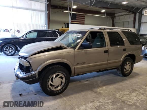 2002 Chevrolet Blazer LS z VIN 1GNDT13WX2K149500, wystawiony jako Copart lot #81766444 z przebiegiem 251 330 mil mil oraz Szkoda całkowita • Salvage title. Historia ofert i sprzedaży dostępna na DreamBid. Obrazek 1.