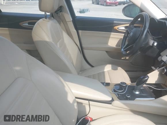 ✅ 2017 Alfa Romeo Giulia Ti • VIN: ZARFAEEN5H7537108 • Лот: 42942458. Опубликован ранее на IAAI с пробегом Не указан. Бесплатный доступ к архиву аукционных продаж из США и подробный отчёт об истории автомобиля на DreamBid. Изображение 5.