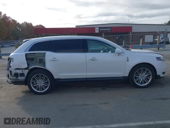 ✅ 2019 Lincoln MKT Reserve • VIN: 2LMHJ5AT2KBL00694 • Лот: 43639684. Опубликован ранее на IAAI с пробегом 121 171 миль. Бесплатный доступ к архиву аукционных продаж из США и подробный отчёт об истории автомобиля на DreamBid. Изображение 14.