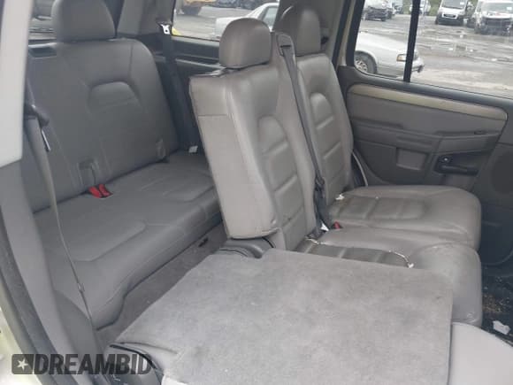 ✅ 2004 Ford Explorer XLT • VIN: 1FMDU73KX4UB18210 • Lot: 42504862. Listed on IAAI with 264,644 mi. Free auction sales archive from the USA and detailed vehicle history report at DreamBid. Image 8.