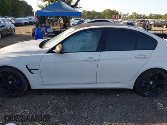 ✅ 2017 BMW M3 • VIN: WBS8M9C38H5G85599 • Lot: 43265348. Listed on IAAI with 60,545 mi. Free auction sales archive from the USA and detailed vehicle history report at DreamBid. Image 15.