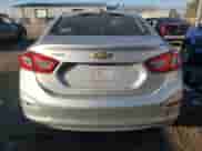 2018 Chevrolet Cruze LS z VIN 1G1BC5SMXJ7193305, wystawiony jako Copart lot #85277595 z przebiegiem 49 660 mil mil oraz Czysty tytuł • Clean title. Historia ofert i sprzedaży dostępna na DreamBid. Obrazek 6.