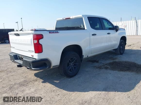 ✅ 2021 Chevrolet Silverado 1500 Custom Trail Boss • VIN: 3GCPYCEF8MG351780 • Lot: 43228690. Wystawiony na IAAI z przebiegiem 80 281 mil. Bezpłatny archiwum sprzedaży aukcyjnych z USA i szczegółowy raport historii pojazdu na DreamBid. Zdjęcie 4.