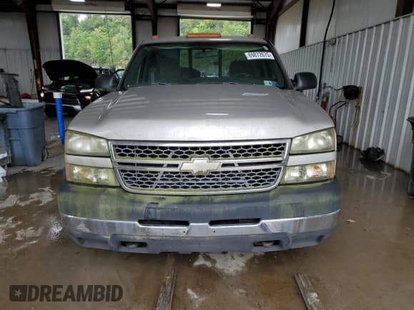 ✅ 2005 Chevrolet Silverado 2500HD Work Truck • VIN: 1GCHK24U65E335229 • Lot: 69872675. Wystawiony na Copart z przebiegiem 141 227 mil. Bezpłatny archiwum sprzedaży aukcyjnych z USA i szczegółowy raport historii pojazdu na DreamBid. Zdjęcie 5.