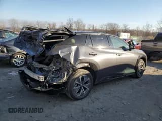 ✅ 2023 Lexus RZ 450e Premium • VIN: JTJAAAAB7PA014910 • Lot: 82283924. Wystawiony na Copart z przebiegiem 33 673 mil. Bezpłatny archiwum sprzedaży aukcyjnych z USA i szczegółowy raport historii pojazdu na DreamBid. Zdjęcie 3.