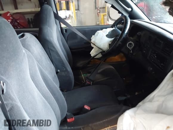 ✅ 2000 Dodge Dakota Sport • VIN: 1B7GG2AN5YS793828 • Lot: 41955863. Wystawiony na IAAI z przebiegiem 267 861 mil. Bezpłatny archiwum sprzedaży aukcyjnych z USA i szczegółowy raport historii pojazdu na DreamBid. Zdjęcie 5.