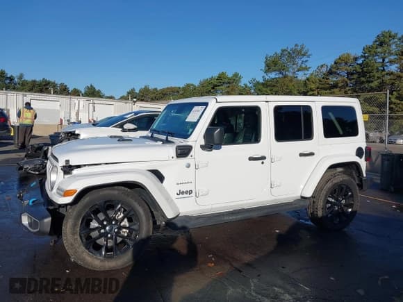 ✅ 2024 Jeep Wrangler Sahara • VIN: 1C4RJXP69RW231206 • Lot: 43353017. Listed on IAAI with 25,555 mi. Free auction sales archive from the USA and detailed vehicle history report at DreamBid. Image 15.
