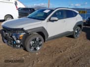 ✅ 2025 Hyundai Kona SEL • VIN: KM8HBCAB1SU310910 • Лот: 43537364. Опубликован ранее на IAAI с пробегом 11 283 миль. Бесплатный доступ к архиву аукционных продаж из США и подробный отчёт об истории автомобиля на DreamBid. Изображение 2.