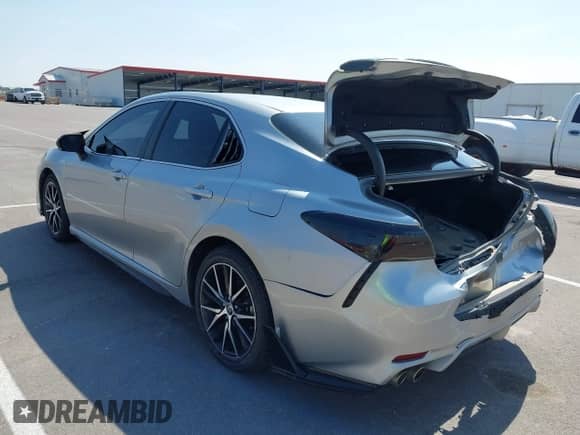 2021 Toyota Camry Hybrid SE z VIN 4T1G31AKXMU562641, wystawiony jako IAAI lot #42415712 z przebiegiem 71 085 mil mil oraz . Historia ofert i sprzedaży dostępna na DreamBid. Obrazek 3.