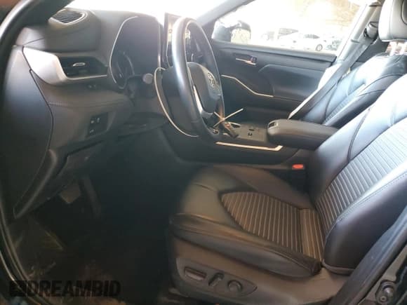 ✅ 2024 Toyota Highlander XLE • VIN: 5TDKDRAH6RS531350 • Lot: 91465485. Listed on Copart with 31,835 mi. Free auction sales archive from the USA and detailed vehicle history report at DreamBid. Image 7.