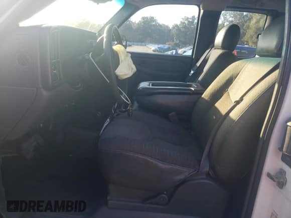 2006 Chevrolet Silverado 1500 LS z VIN 1GCEK19V06Z192917, wystawiony jako Copart lot #86732914 z przebiegiem 237 082 mil mil oraz Szkoda całkowita • Salvage title. Historia ofert i sprzedaży dostępna na DreamBid. Obrazek 7.