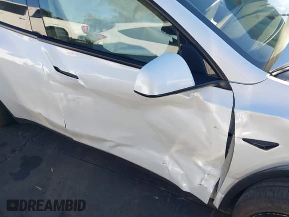 ✅ 2022 Tesla Model Y Long Range • VIN: 7SAYGDEE0NF506224 • Lot: 43551820. Listed on IAAI with 33,368 mi. Free auction sales archive from the USA and detailed vehicle history report at DreamBid. Image 6.