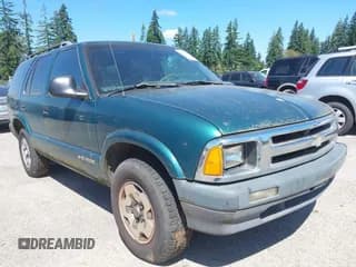 ✅ 1996 Chevrolet Blazer • VIN: 1GNDT13W3T2173073 • Lot: 42666908. Wystawiony na IAAI z przebiegiem 228 351 mil. Bezpłatny archiwum sprzedaży aukcyjnych z USA i szczegółowy raport historii pojazdu na DreamBid. Zdjęcie 1.