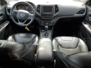 ✅ 2019 Jeep Cherokee Altitude • VIN: 1C4PJMLB1KD141817 • Lot: 71489575. Wystawiony na Copart z przebiegiem 94 824 mil. Bezpłatny archiwum sprzedaży aukcyjnych z USA i szczegółowy raport historii pojazdu na DreamBid. Zdjęcie 8.