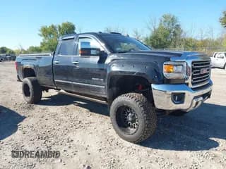 ✅ 2015 GMC Sierra 2500HD SLT • VIN: 1GT22ZEG8FZ530590 • Lot: 43354434. Wystawiony na IAAI z przebiegiem 134 643 mil. Bezpłatny archiwum sprzedaży aukcyjnych z USA i szczegółowy raport historii pojazdu na DreamBid. Zdjęcie 1.