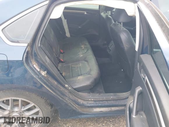 ✅ 2018 Volkswagen Passat SE • VIN: 1VWBA7A36JC040183 • Lot: 42338088. Wystawiony na IAAI z przebiegiem 86 591 mil. Bezpłatny archiwum sprzedaży aukcyjnych z USA i szczegółowy raport historii pojazdu na DreamBid. Zdjęcie 8.