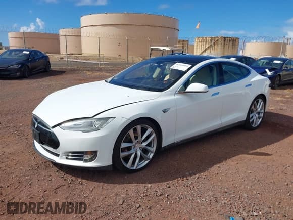 ✅ 2013 Tesla Model S Performance • VIN: 5YJSA1CP3DFP05886 • Lot: 43369959. Wystawiony na IAAI z przebiegiem 154 931 mil. Bezpłatny archiwum sprzedaży aukcyjnych z USA i szczegółowy raport historii pojazdu na DreamBid. Zdjęcie 2.
