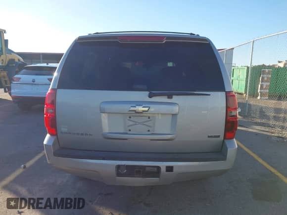 2008 Chevrolet Suburban LTZ z VIN 3GNFK16328G172542, wystawiony jako IAAI lot #43498358 z przebiegiem 194 011 mil mil oraz . Historia ofert i sprzedaży dostępna na DreamBid. Obrazek 17.