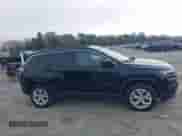 2024 Jeep Compass Latitude z VIN 3C4NJDBN2RT100510, wystawiony jako IAAI lot #43605089 z przebiegiem 53 687 mil mil oraz . Historia ofert i sprzedaży dostępna na DreamBid. Obrazek 13.