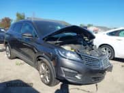 ✅ 2017 Lincoln MKC Select • VIN: 5LMCJ2C93HUL33323 • Lot: 43331517. Wystawiony na IAAI z przebiegiem 89 146 mil. Bezpłatny archiwum sprzedaży aukcyjnych z USA i szczegółowy raport historii pojazdu na DreamBid. Zdjęcie 1.