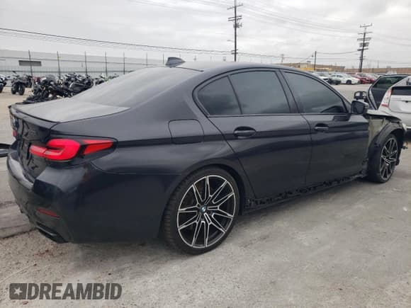 ✅ 2022 BMW 5 Series M550i xDrive • VIN: WBA13BK01NCH78575 • Лот: 52324675. Опубликован ранее на Copart с пробегом 56 539 миль. Бесплатный доступ к архиву аукционных продаж из США и подробный отчёт об истории автомобиля на DreamBid. Изображение 3.