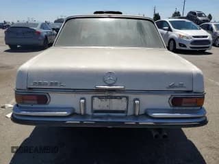 ✅ 1973 Mercedes-Benz 280 • VIN: 10806812017035 • Лот: 69103915. Опубликован ранее на Copart с пробегом 98 783 миль. Бесплатный доступ к архиву аукционных продаж из США и подробный отчёт об истории автомобиля на DreamBid. Изображение 6.