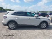 ✅ 2020 Lincoln Nautilus Standard • VIN: 2LMPJ6J95LBL09249 • Lot: 42106717. Wystawiony na IAAI z przebiegiem 33 243 mil. Bezpłatny archiwum sprzedaży aukcyjnych z USA i szczegółowy raport historii pojazdu na DreamBid. Zdjęcie 13.