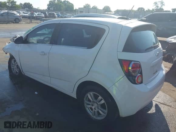 2015 Chevrolet Sonic LT z VIN 1G1JC6SB8F4201796, wystawiony jako IAAI lot #42801612 z przebiegiem 209 607 mil mil oraz . Historia ofert i sprzedaży dostępna na DreamBid. Obrazek 3.