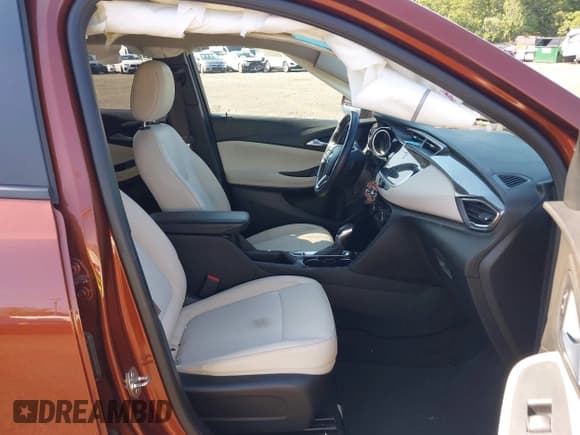 ✅ 2020 Buick Encore GX Select • VIN: KL4MMDS25LB122982 • Lot: 42799016. Wystawiony na IAAI z przebiegiem 60 555 mil. Bezpłatny archiwum sprzedaży aukcyjnych z USA i szczegółowy raport historii pojazdu na DreamBid. Zdjęcie 5.