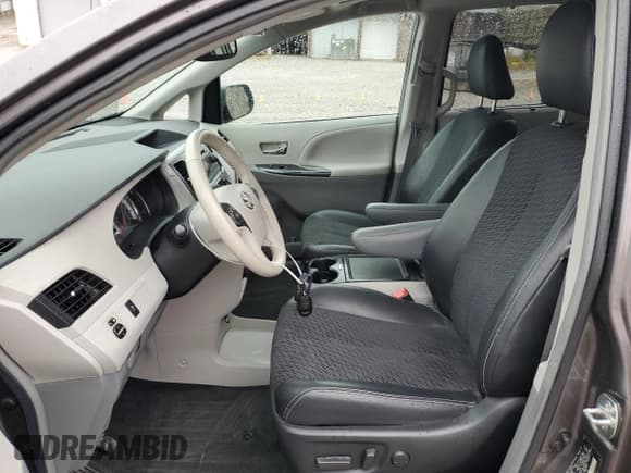 ✅ 2014 Toyota Sienna SE • VIN: 5TDXK3DC3ES414229 • Lot: 71672435. Wystawiony na Copart z przebiegiem 215 317 mil. Bezpłatny archiwum sprzedaży aukcyjnych z USA i szczegółowy raport historii pojazdu na DreamBid. Zdjęcie 7.