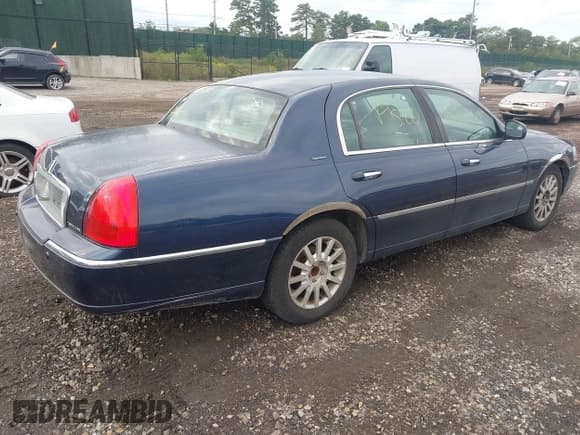 ✅ 2003 Lincoln Town Car Signature • VIN: 1LNHM82W03Y636961 • Lot: 43324475. Listed on IAAI with Not provided. Free auction sales archive from the USA and detailed vehicle history report at DreamBid. Image 4.
