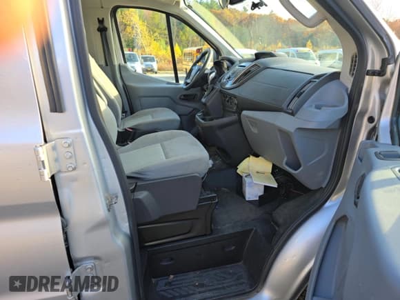 ✅ 2017 Ford Transit XL • VIN: 1FMZK1ZM6HKB47903 • Lot: 85955475. Wystawiony na Copart z przebiegiem 234 921 mil. Bezpłatny archiwum sprzedaży aukcyjnych z USA i szczegółowy raport historii pojazdu na DreamBid. Zdjęcie 5.