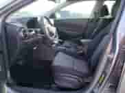 2020 Hyundai Kona SE с VIN KM8K1CAA0LU494111, выставлен на аукционе Copart как лот 41000263 с пробегом 36 051 миль миль и . История ставок и продаж доступна на DreamBid. Изображение 7.