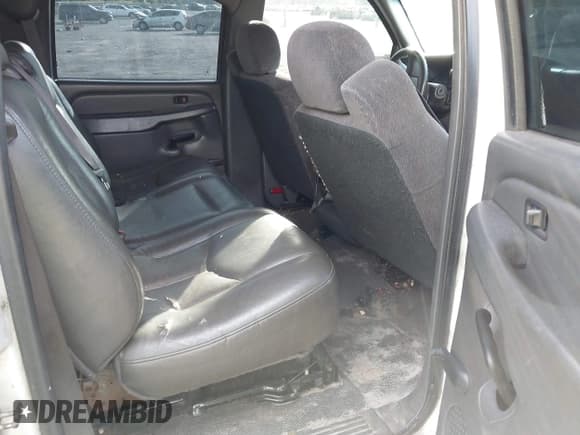 ✅ 2004 Chevrolet Silverado 2500HD LS • VIN: 1GCHC23284F256117 • Lot: 43453043. Wystawiony na IAAI z przebiegiem 327 650 mil. Bezpłatny archiwum sprzedaży aukcyjnych z USA i szczegółowy raport historii pojazdu na DreamBid. Zdjęcie 8.