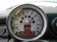 2009 MINI Hardtop S с VIN WMWMF73549TW81448, выставлен на аукционе Copart как лот 82073805 с пробегом 145 694 миль миль и Списание • Salvage title. История ставок и продаж доступна на DreamBid. Изображение 9.