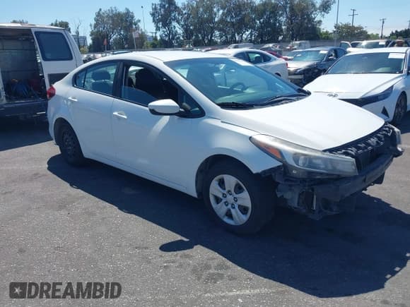 ✅ 2017 Kia Forte LX • VIN: 3KPFK4A79HE077038 • Lot: 43132045. Wystawiony na IAAI z przebiegiem 141 338 mil. Bezpłatny archiwum sprzedaży aukcyjnych z USA i szczegółowy raport historii pojazdu na DreamBid. Zdjęcie 1.