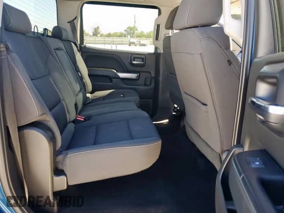 2018 Chevrolet Silverado 1500 LT z VIN 3GCPCREC4JG183865, wystawiony jako Copart lot #82456425 z przebiegiem 64 646 mil mil oraz Szkoda całkowita • Salvage title. Historia ofert i sprzedaży dostępna na DreamBid. Obrazek 10.