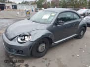 ✅ 2014 Volkswagen Beetle 2.5L • VIN: 3VWJP7ATXEM627288 • Lot: 43653422. Wystawiony na IAAI z przebiegiem 331 072 mil. Bezpłatny archiwum sprzedaży aukcyjnych z USA i szczegółowy raport historii pojazdu na DreamBid. Zdjęcie 2.