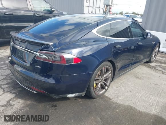 ✅ 2013 Tesla Model S • VIN: 5YJSA1DNXDFP06014 • Lot: 43763943. Wystawiony na IAAI z przebiegiem 161 183 mil. Bezpłatny archiwum sprzedaży aukcyjnych z USA i szczegółowy raport historii pojazdu na DreamBid. Zdjęcie 4.