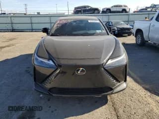 ✅ 2024 Lexus RZ 300e Premium • VIN: JTJABABBXRA001776 • Lot: 76914814. Wystawiony na Copart z przebiegiem 1 391 mil. Bezpłatny archiwum sprzedaży aukcyjnych z USA i szczegółowy raport historii pojazdu na DreamBid. Zdjęcie 5.