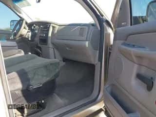 2005 Dodge 3500 SLT z VIN 3D7LS38C15G776041, wystawiony jako IAAI lot #42358059 z przebiegiem 93 860 mil mil oraz . Historia ofert i sprzedaży dostępna na DreamBid. Obrazek 5.