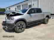 2020 Ram 1500 Rebel z VIN 1C6RRELT0LN303553, wystawiony jako Copart lot #53488355 z przebiegiem 110 673 mil mil oraz Szkoda całkowita • Salvage title. Historia ofert i sprzedaży dostępna na DreamBid. Obrazek 1.