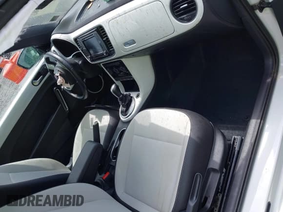 ✅ 2018 Volkswagen Beetle SE • VIN: 3VWJD7AT5JM726605 • Lot: 42723584. Listed on IAAI with 2,871 mi. Free auction sales archive from the USA and detailed vehicle history report at DreamBid. Image 5.